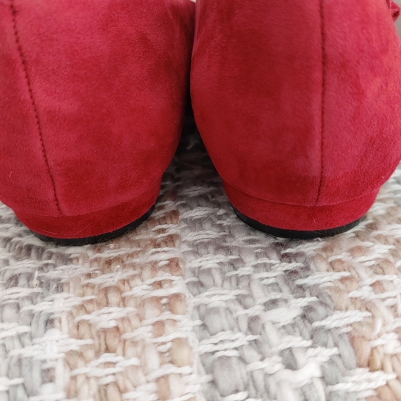 TAHARI "PIONEER" SUEDE FLATS - Picture 8 of 10